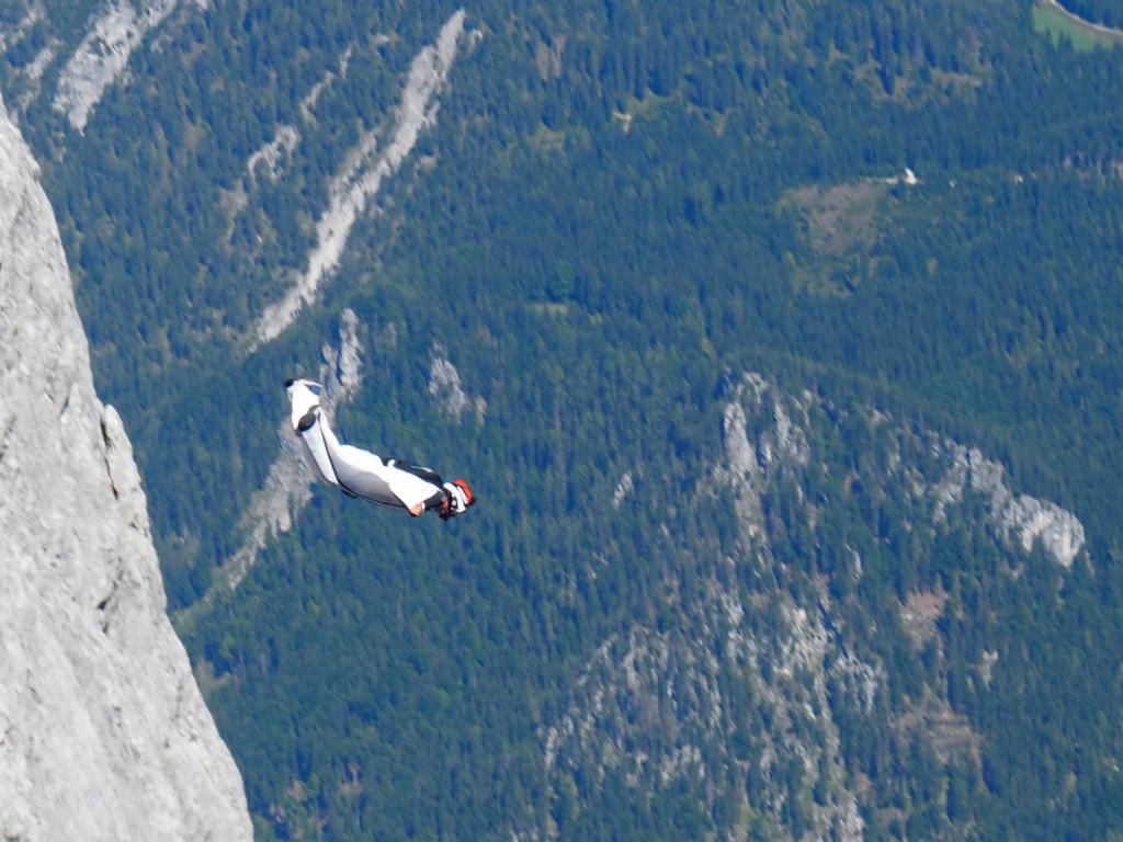 Wingsuit-Absprung von der Ostwand