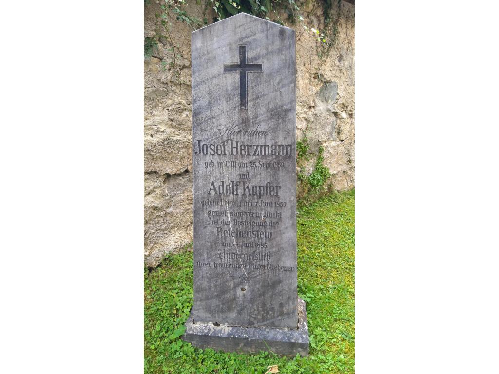 Herzmann-Kupfer Grabstein auf dem Bergsteigerfriedhof