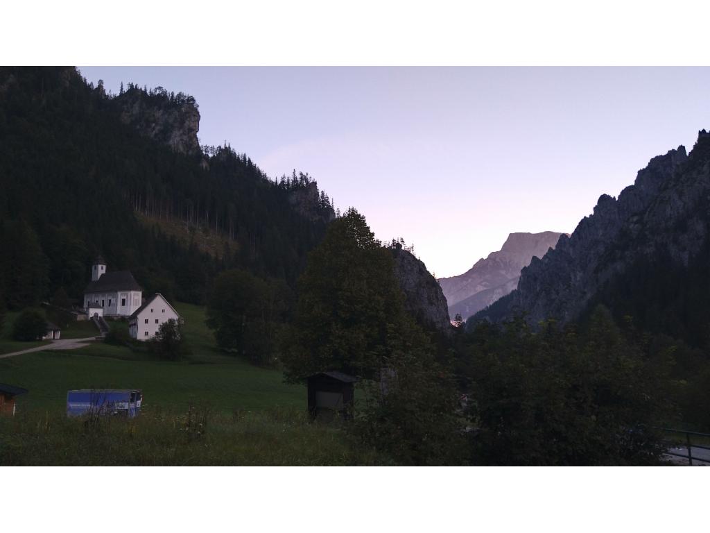 Kirche von Johnsbach, Buchstein und Kirchengrat am Morgen