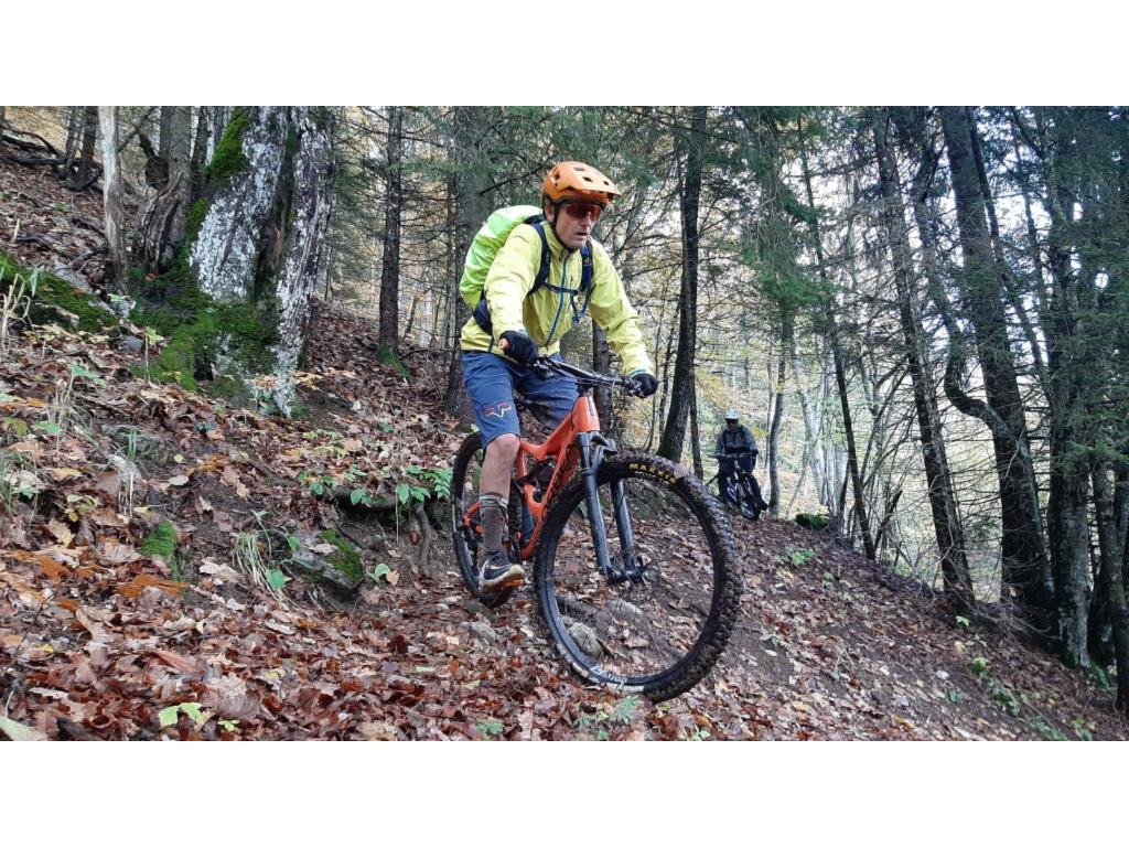 Bertrand dans une épingle du sentier des Millières