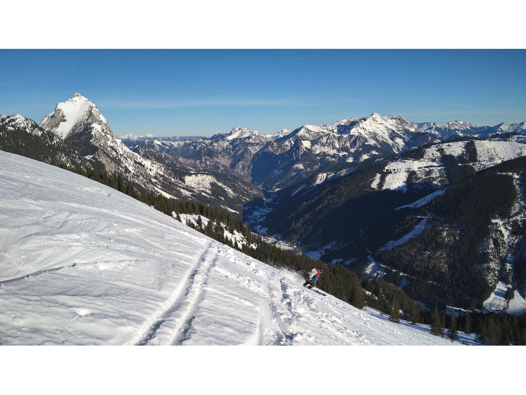 Abfahrt vor grandiosem Gipfelpanorama