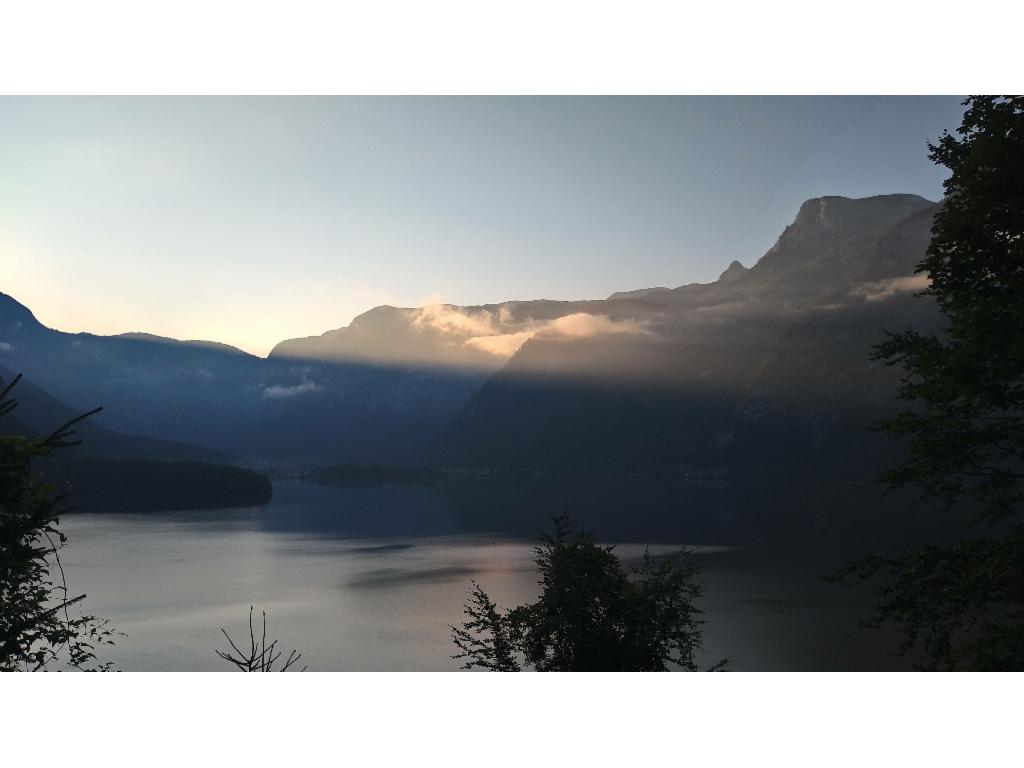 Hallstätter See am Morgen