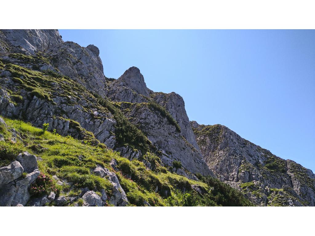 Nordwestwand von der Weitkarscharte: Aufstieg zwischen dem ersten und zweiten Felsturm von links