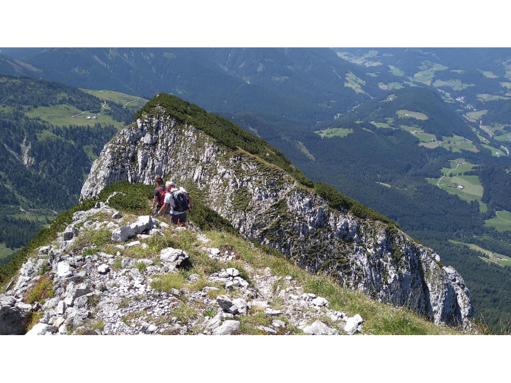 Blick vom Hauptgipfel zum Südgipfel: ausgesetzte Querung und Abstieg in die Scharte in Bildmitte