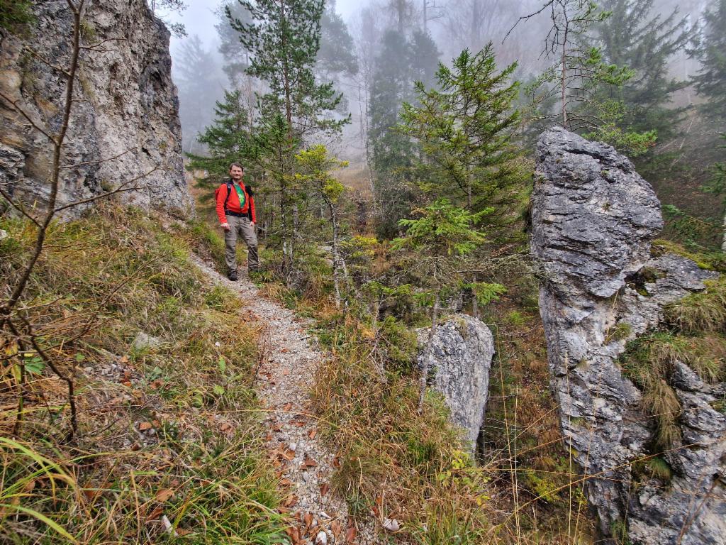 Aufstieg zwischen Felszacken im Wald