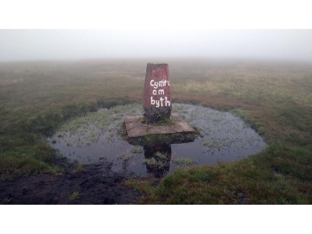 BreconBeacons FanGyhirych Summit1