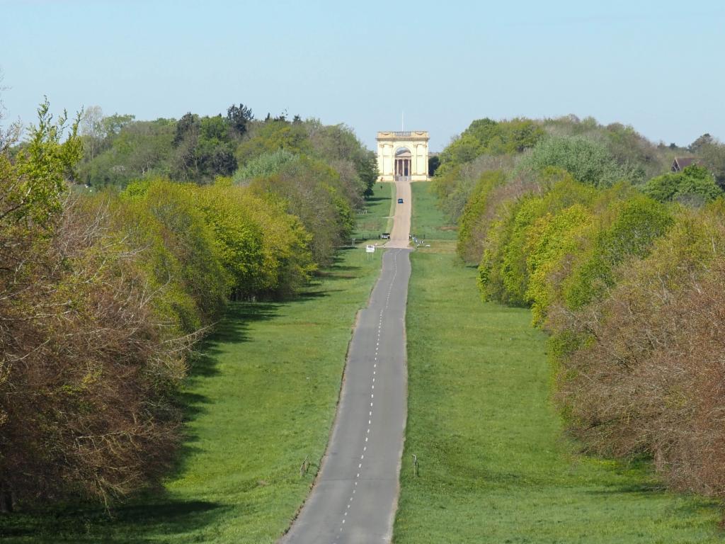 Triumphal arc on the approach road from Buckingham