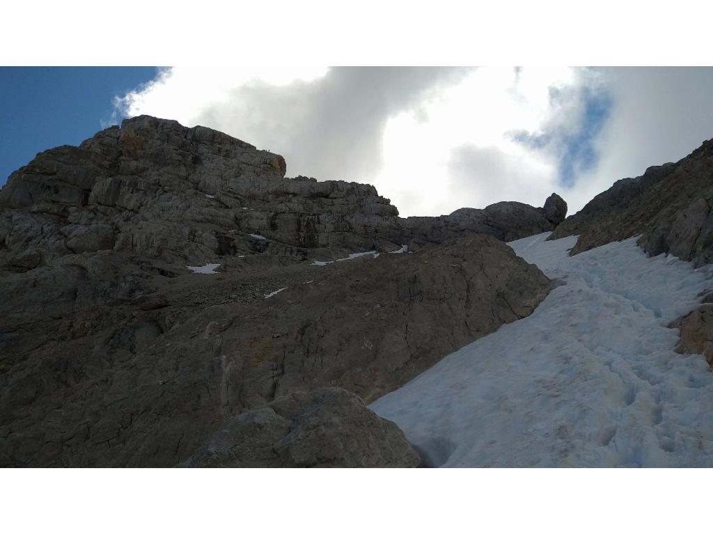Schmale Schneerinne vom Westgrat zum Großen Gosaugletscher