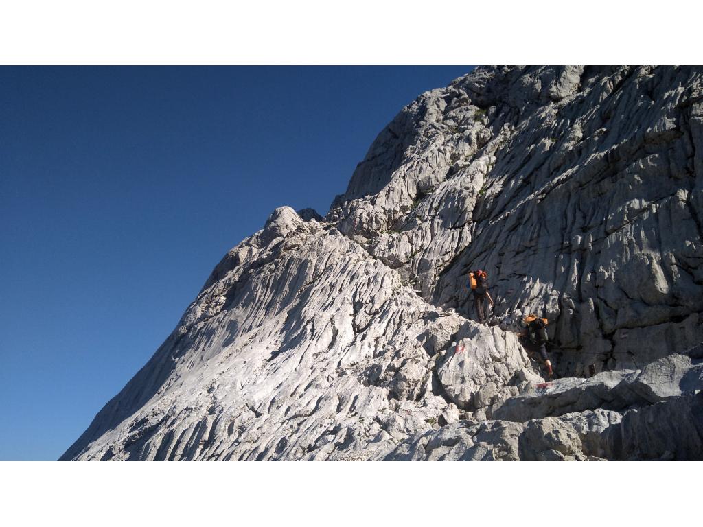 Blick zurück zur ausgesetzten Schrägquerung vom Unteren Hochkesseleck