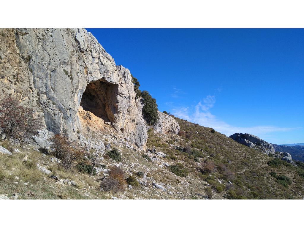 Ein gewaltiger, h&ouml;hlenartiger Fels&uuml;berhang am R&uuml;ckweg