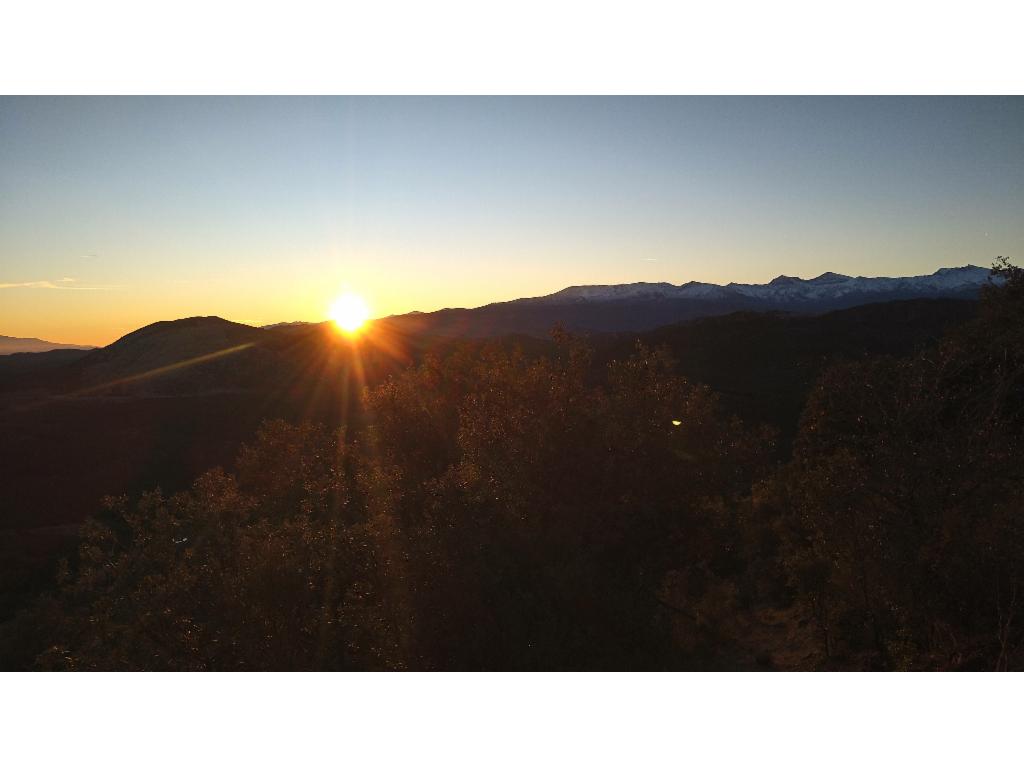 Sonnenaufgang hinter den schneebedeckten Gipfeln der Sierra Nevada