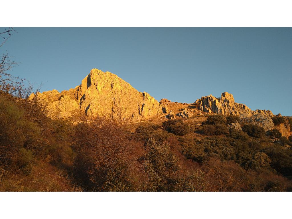 Die Felsw&auml;nde leuchten in strahlendem Orange.