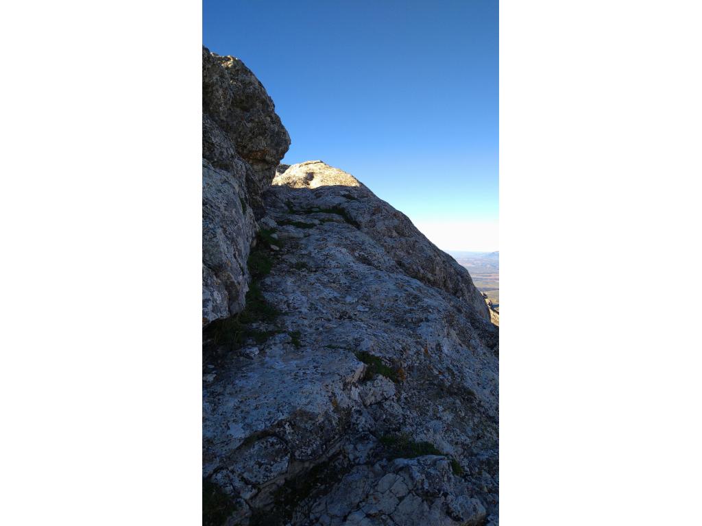 Das Felsband f&uuml;hrt von Norden zum Gipfelkopf.