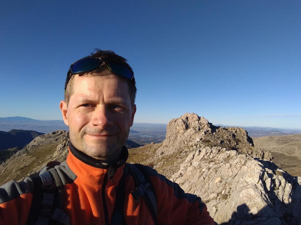 Auf dem Ostgipfel, im Hintergrund der Hauptgipfel