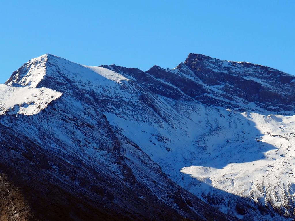 Cerro de los Machos (links), Pico del Veleta und Mor&auml;ne des ehemaligen Gletschers (rechts)
