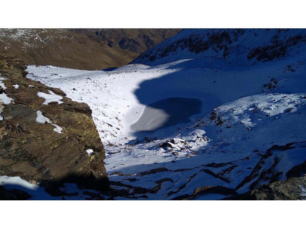 Der gefrorene See unterhalb der Cuneta de Vacares