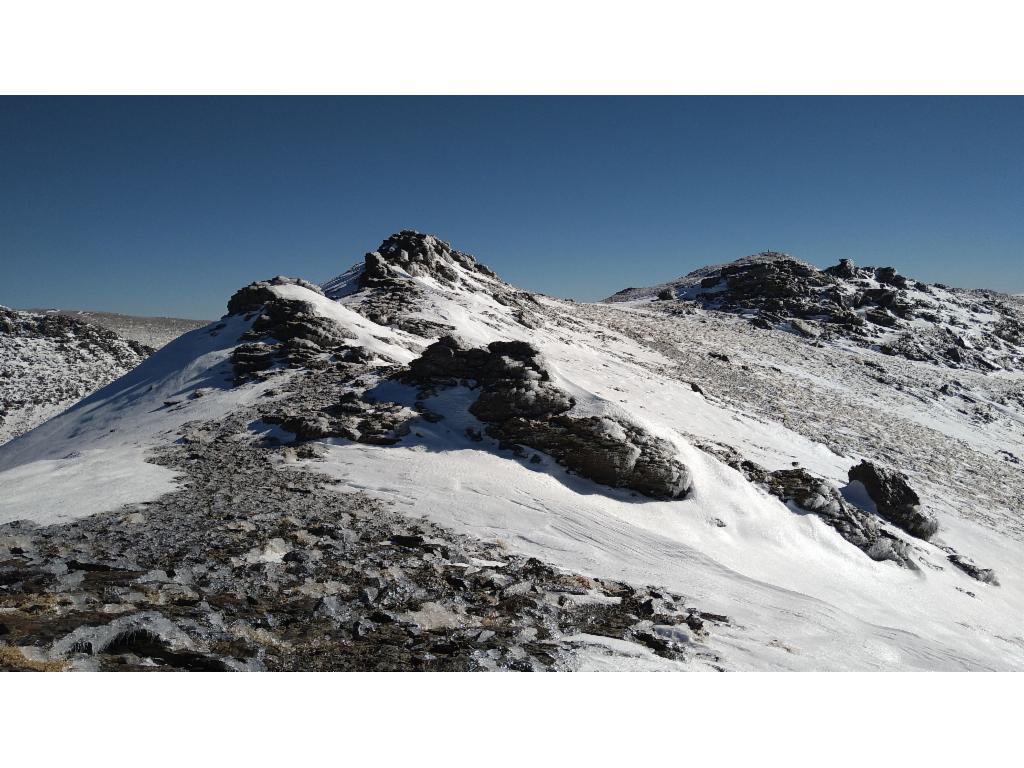 Weg vom Cerro de Moj&oacute;n Alto zum Pico del Cuervo rechts