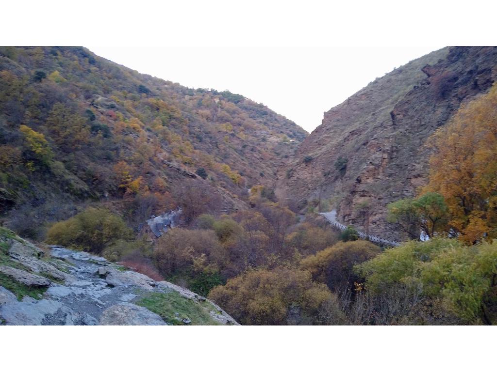 Blick talausw&auml;rts; rechts die Mes&oacute;n Barranco de San Juan