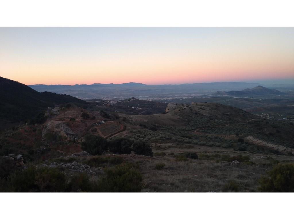 Morgenrot am Himmel hinter Granada