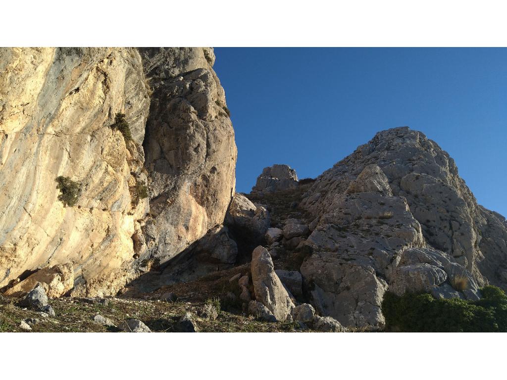 Der bauchige &Uuml;berhang beim Einstieg in die Schlucht