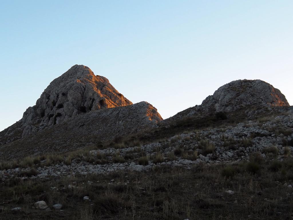 Die markante Pyramide des Pe&ntilde;&oacute;n de la Mata im Morgenlicht