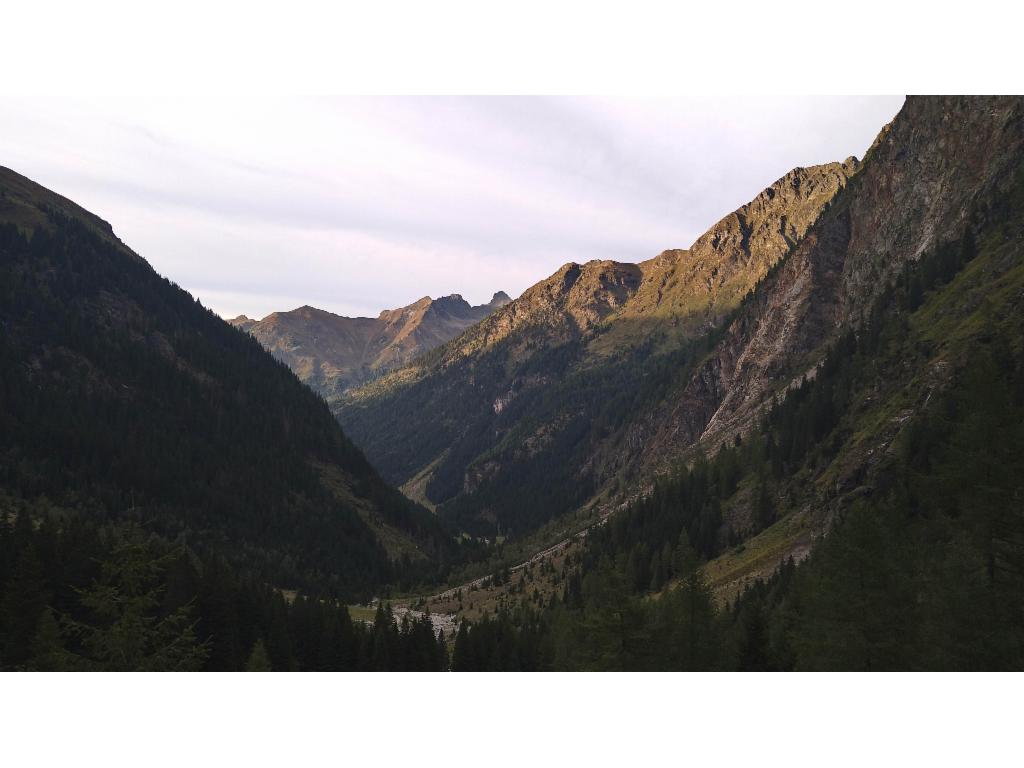 Blick von der Gollinghütte talauswärts im Abendlicht