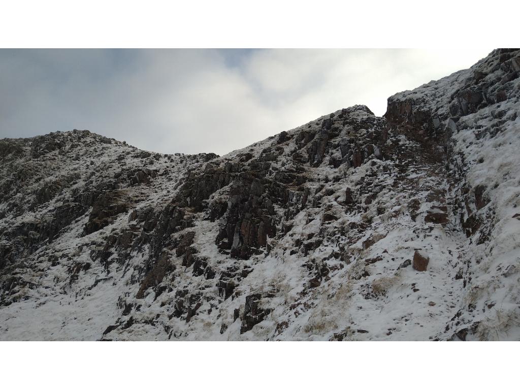 The cleft that admits the descent from Bealach Dearg