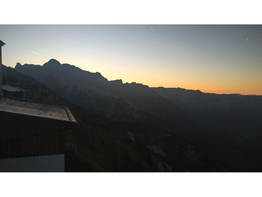 Die Sonne ist hinter dem Hochkalter untergegangen.