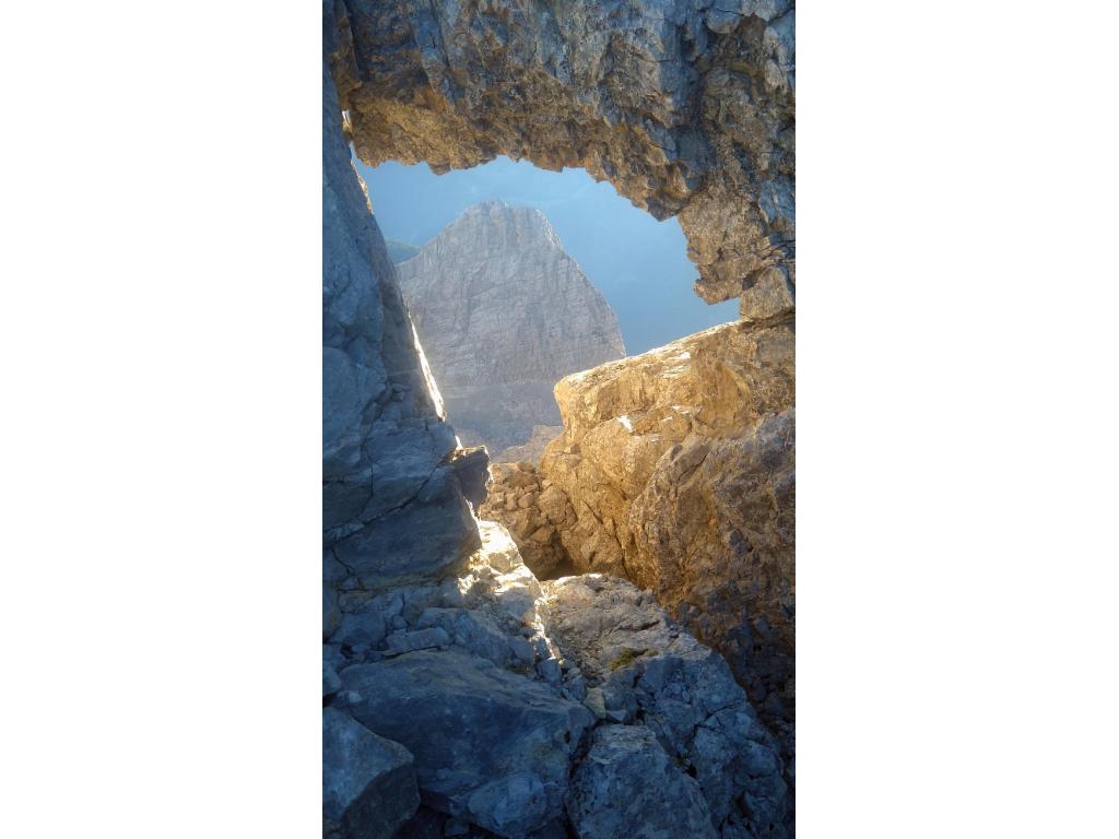 Watzmannfrau durchs Felsfenster