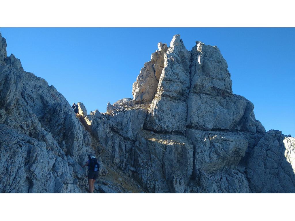 Scharte nach der Wetterstation: der dreilappige Turm wird auf der Ostseite umgangen.