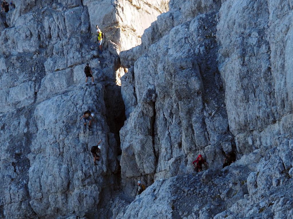 Gedränge am Felsfenster