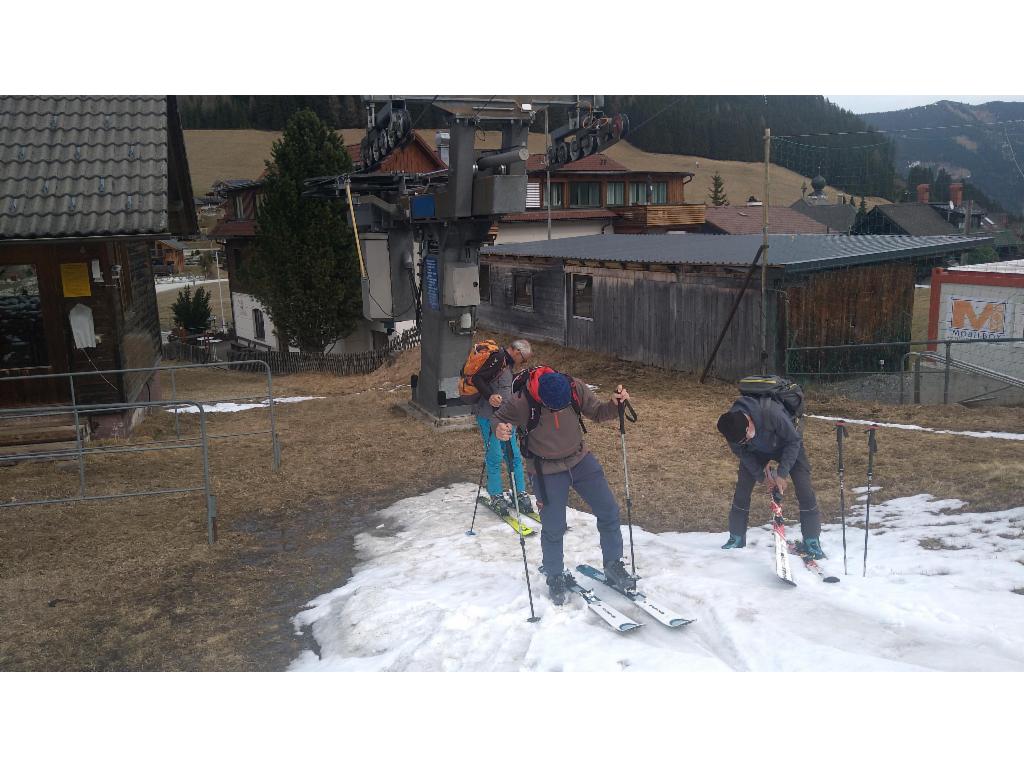 Anschnallen beim untersten Stäubchen Schnee
