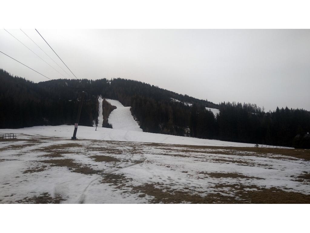 Dünner Schneebelag auf der Piste