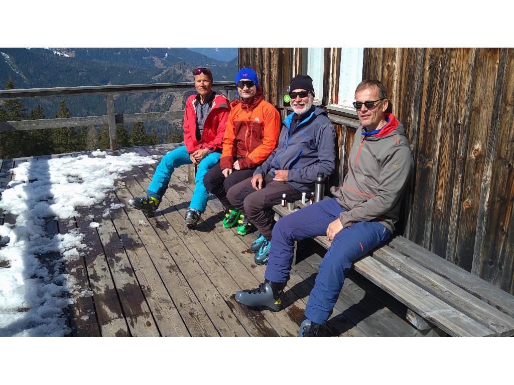 Am Sonnen-Bankerl vor der Wichtl-Hütte