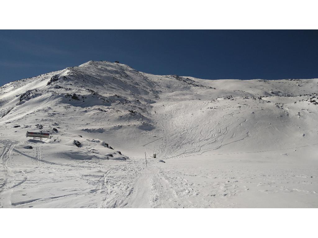 Lindersee und Gipfelhang: schaut nach Buckelpiste aus.